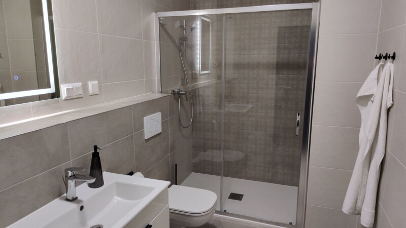 Ein modernes Badezimmer mit geräumiger Dusche.